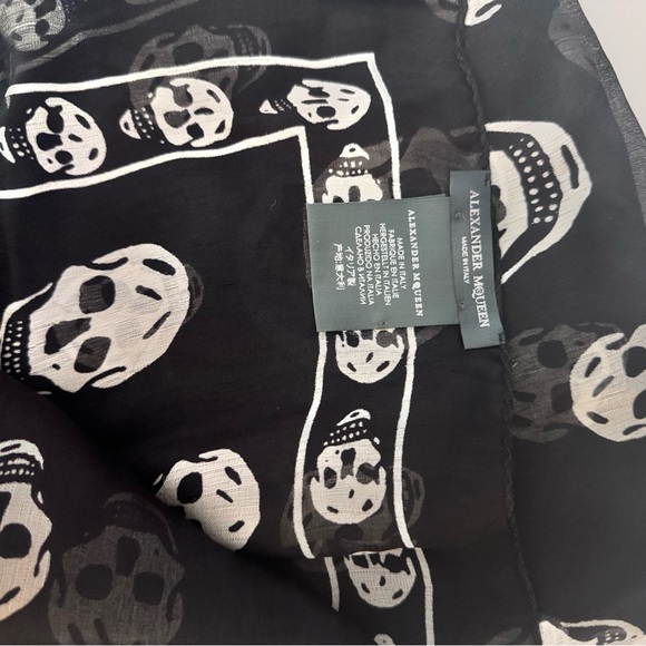 Alexander McQueen Black and White Skull Scarf - Picture 4 of 6
